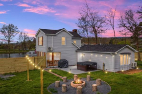 Pondview 4BR Cabin-Walk to Caverns, Hot Tub, Wi-Fi